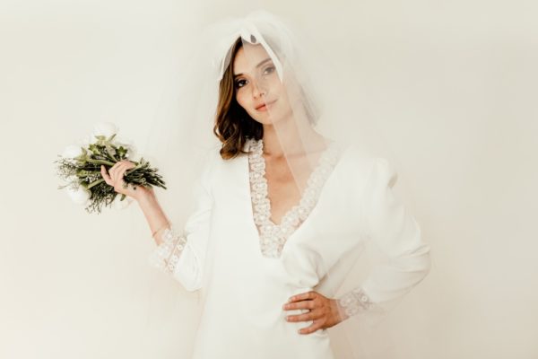 Robe mariée courte - mariage civil avec décolleté de dentelle , un voile et petit bouquet