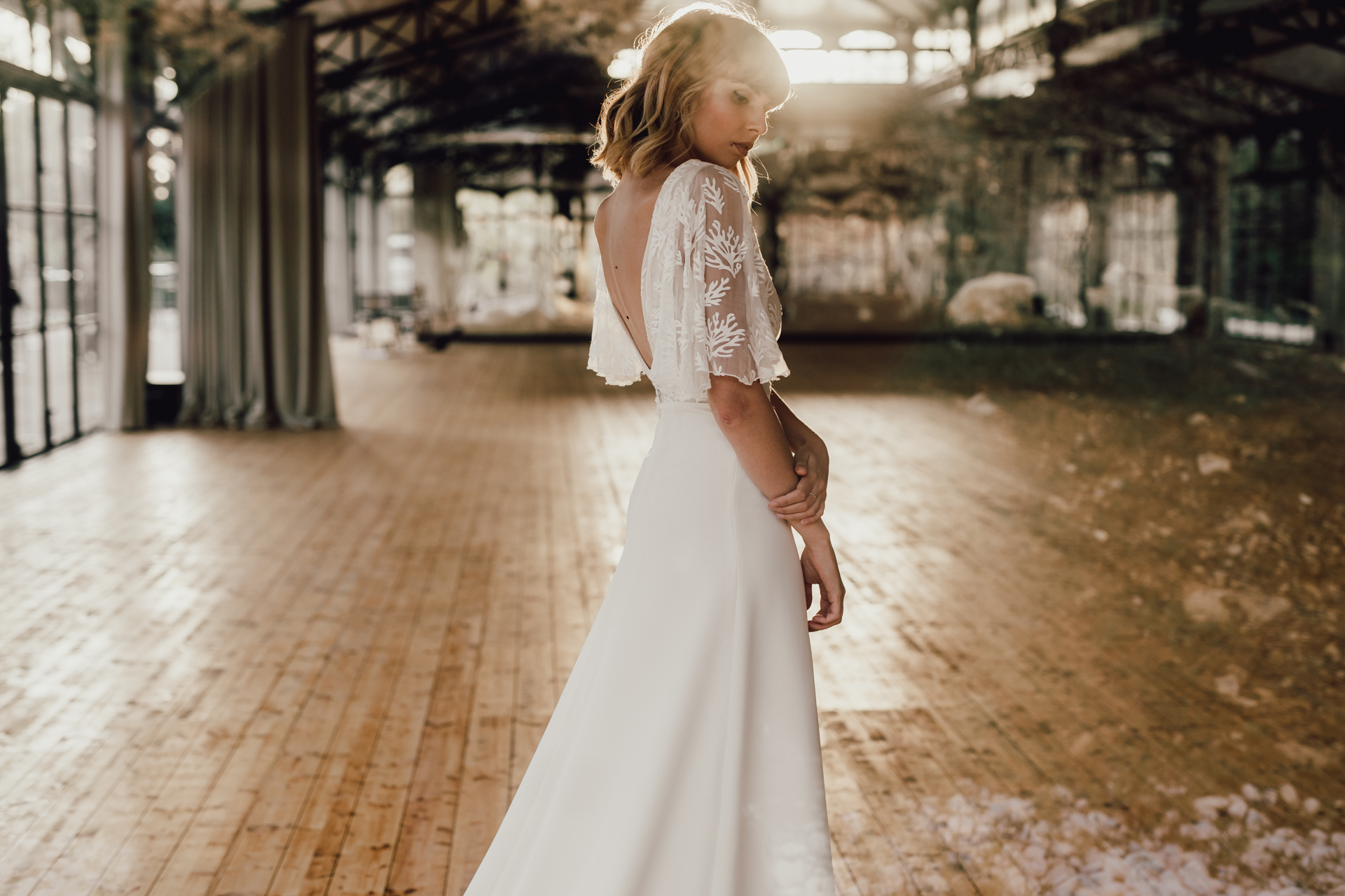 robe de mariée Collection 2020, grand espace vide avec une mariée dans un style bohème